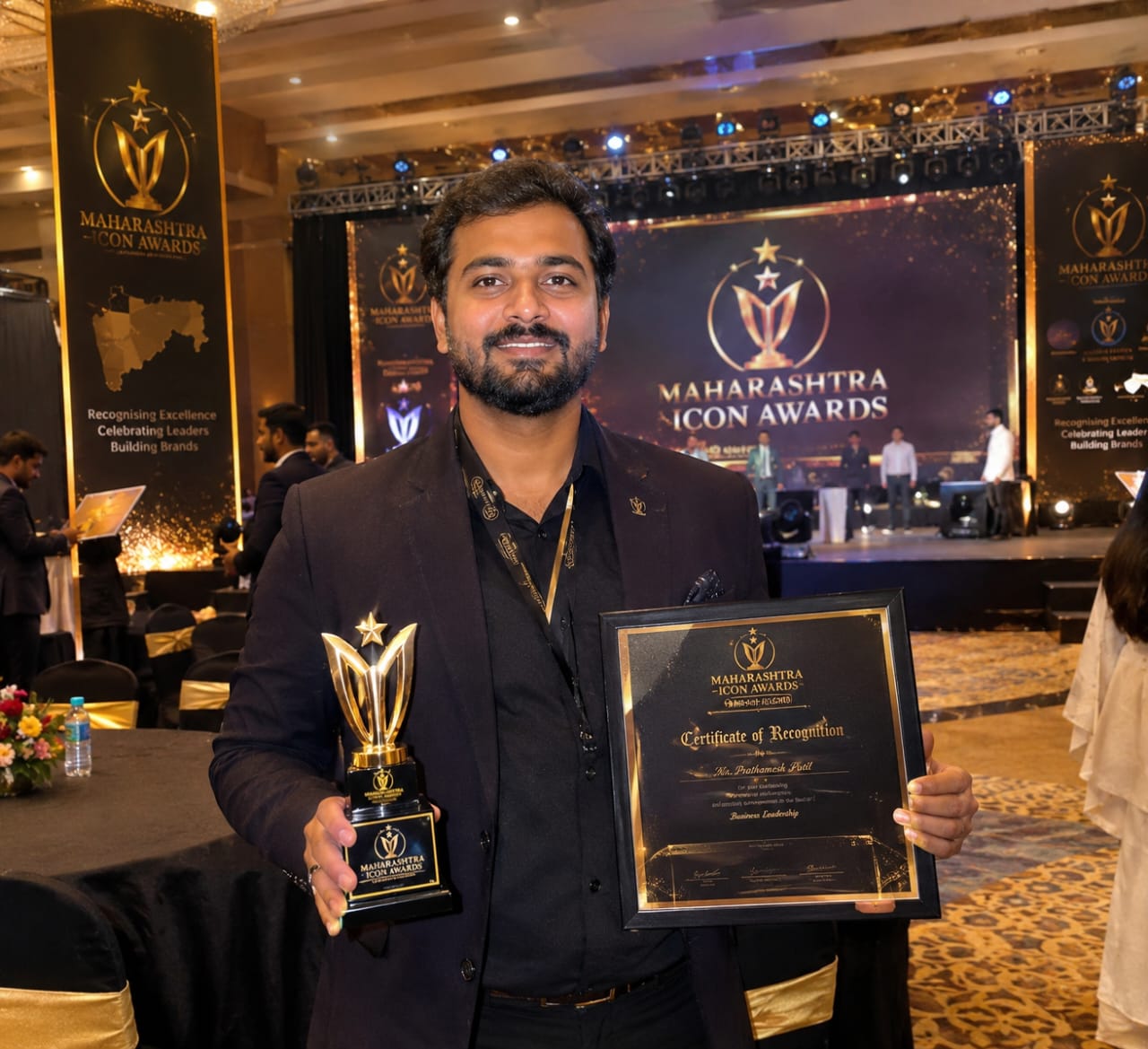 Maharashtra Icon Awards सोहळ्यात ट्रॉफी आणि सन्मानपत्रासह गौरविलेले विजेते
